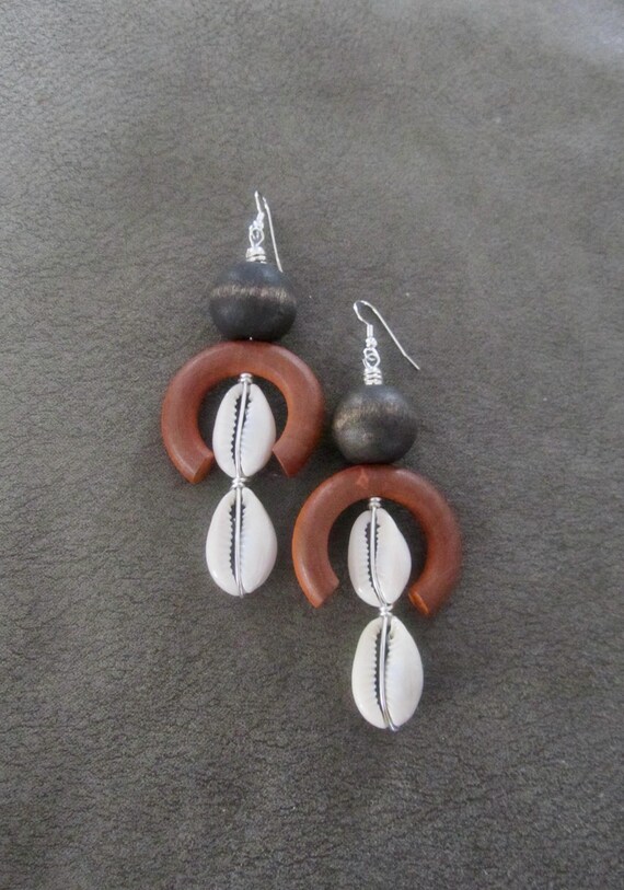 Bold chunky cowrie shell and brown wooden earrings 4