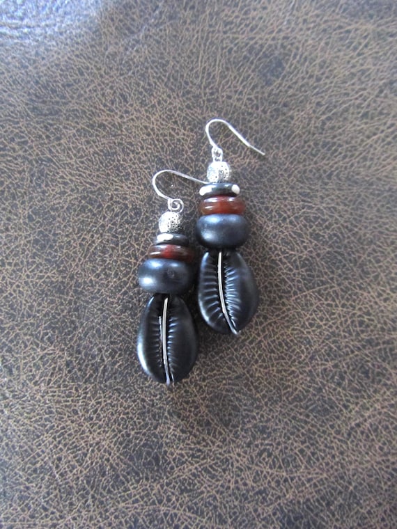 Black cowrie shell earrings 2