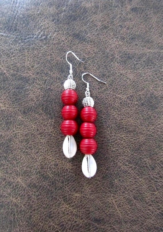 Wooden and cowrie shell earrings, red