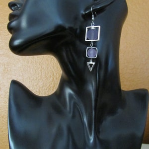 Quadratische Ohrringe aus lila mattiertem Glas und silberfarbenem Metall Bild 3