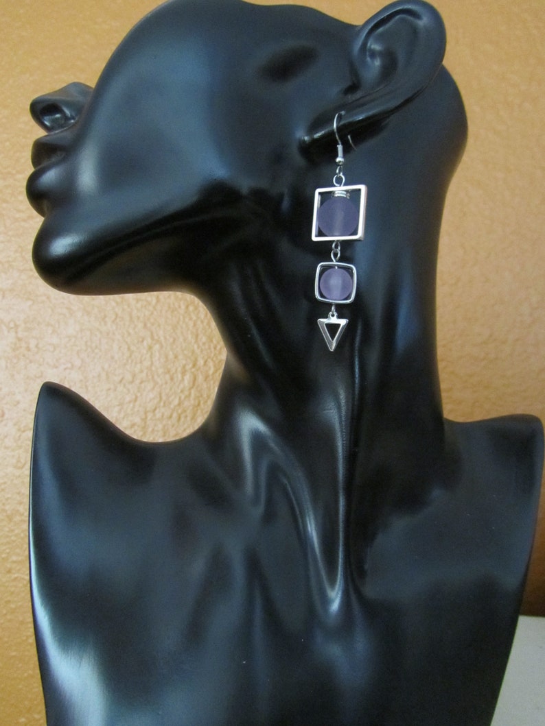 Quadratische Ohrringe aus lila mattiertem Glas und silberfarbenem Metall Bild 3
