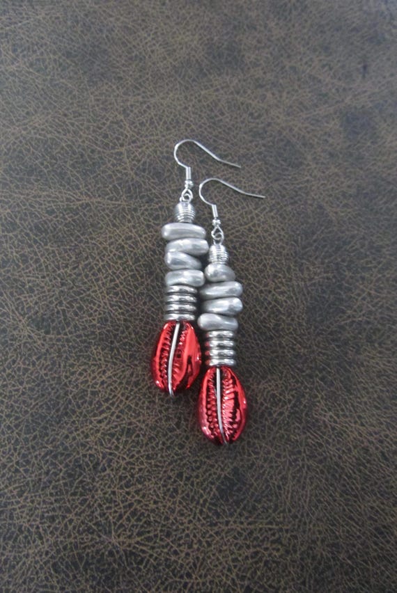 Electroplated red cowrie shell earrings 2