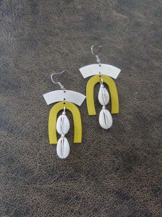 Geometric cowrie shell earrings, yellow 2