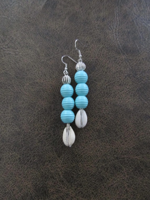 Wooden and cowrie shell earrings, blue