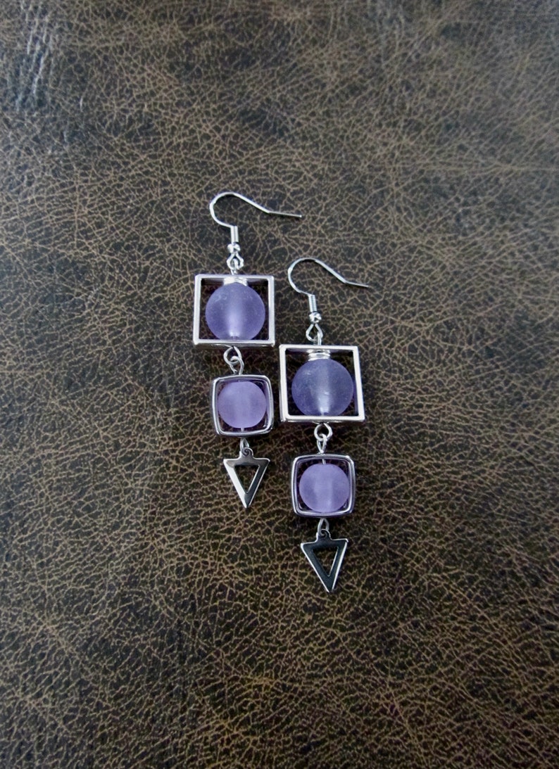 Quadratische Ohrringe aus lila mattiertem Glas und silberfarbenem Metall Bild 1
