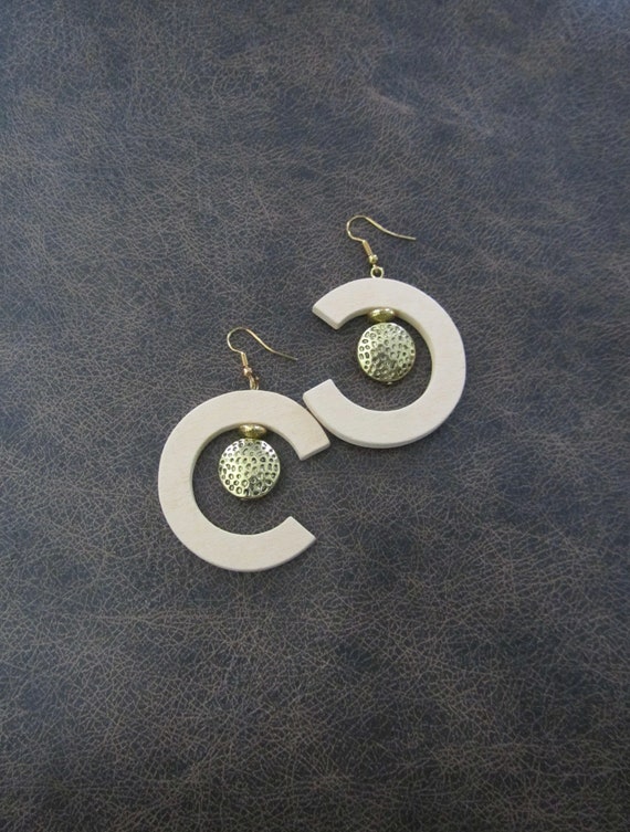 Cream wooden and gold geometric earrings