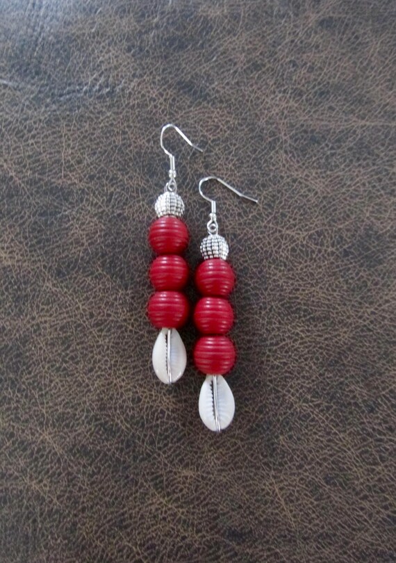 Wooden and cowrie shell earrings, red