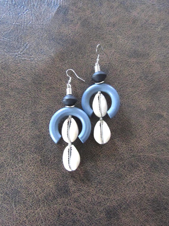 Chunky wood and cowrie shell mid century earrings, gray