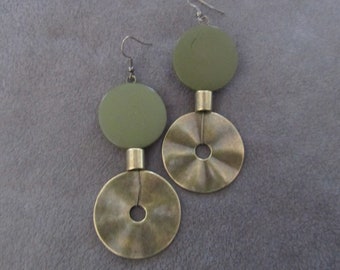 Boucles d'oreilles modernes surdimensionnées vert armée et bronze du milieu du siècle