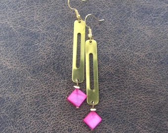 Pendientes de concha de nácar rosa y latón