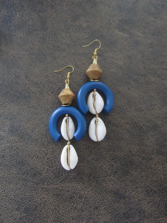 Chunky wood and cowrie shell mid century earrings, blue 2