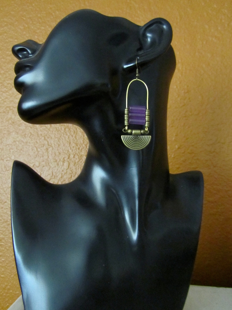 Purple frosted glass chandelier earrings, statement earrings, bold earrings, etched metal earrings, tribal ethnic earrings, chic zdjęcie 3