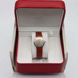 Exceptional Vintage 1940s 14K Solid Yellow Gold Omega Chronometre 17 Jewels Mechanical Watch