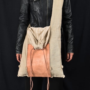 Sac à bandoulière en chanvre tissé à la main, sac fourre-tout d'été en toile pour homme et femme beige neutre, sac à main tribal naturel cousu à la main Kind Hum.