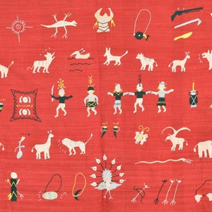 以下が含まれることがあります： 赤色の生地に、動物、人々、物体の白い刺繍模様が施されています。孔雀、ライオン、頭飾りをつけた人々、その他の様々な図案が含まれています。生地は質感のある外観をしています。