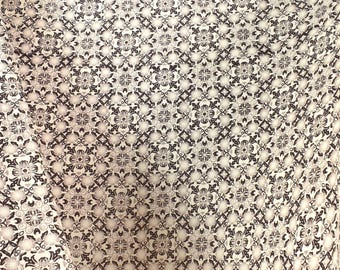 Tecido de algodão tailandês vendido por metro, estampa floral estilizada, 117 cm de largura.