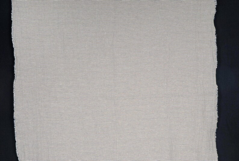 Peut inclure: Gros plan sur un tissu blanc &agrave; fines rayures horizontales. Le tissu a une surface l&eacute;g&egrave;rement textur&eacute;e.