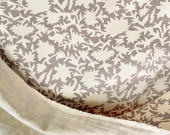 Tecido de algodão tailandês com estampa floral, bege arenito, 117 cm de largura, não branqueado.
