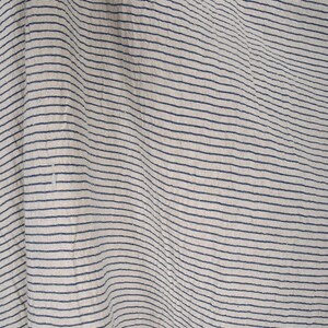 Peut inclure: Gros plan sur un tissu blanc &agrave; fines rayures bleu fonc&eacute;. Le tissu est froiss&eacute; et a une surface textur&eacute;e.