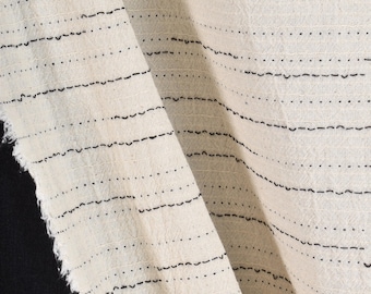 Warme off-white Baumwolle mit schwarzen Microdots, Strichen und Streifen, leichter Krepp Webmuster Stoff, Boho Material, Meterware PHA162