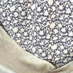 Tela tailandesa de algodón natural sin blanquear con estampado orgánico de flores estilizadas, azul marino polvoriento/blanquecino, 117 cm de ancho, 10 yardas (PHA434-10)