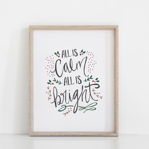 Puede incluir: Una impresión enmarcada con el texto "All is Calm All is Bright" en escritura negra con acentos florales verdes y rojos.