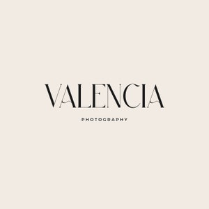 Op de afbeelding: Zwart-wit logo voor Valencia Fotografie. Het logo bevat het woord "VALENCIA" in een gestileerd lettertype met een gebogen "A" en "A".