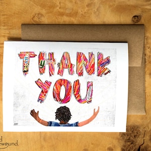 Carte de voeux des mots « Merci » avec une personne avec les bras tendus - gratitude, inspiration, rappel, soutien, blanc à l'intérieur