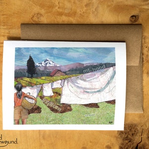 Carte de voeux représentant une femme accrochant du linge sur une corde à linge près du mont Hood - Commandez un modèle personnalisé pour votre ville natale ! - Blanc à l'intérieur