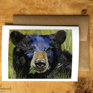 Carte de salutation d'un collage de papier d'un ours noir mangeant l'herbe - inspirationnelle - intérieur blanc