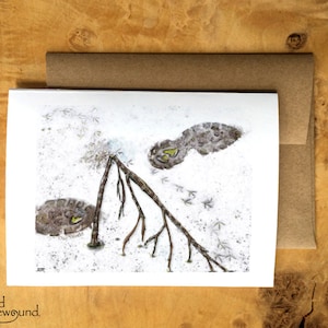 Carte de voeux représentant un collage en papier d'empreintes d'humains et d'oiseaux dans la neige autour d'une branche - Intérieur vierge