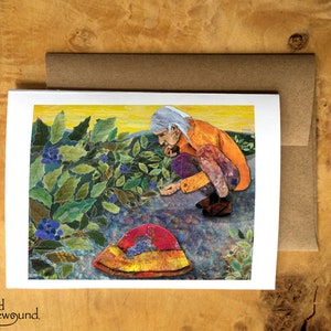 Carte de voeux représentant une femme plus âgée ramassant des baies de raisin de l'Oregon dans un chapeau - Intérieur vierge