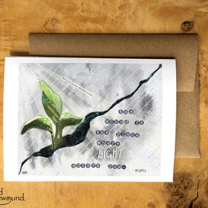 Carte de voeux représentant une pousse de plante dans une fissure - Carte de sympathie - Citation de Rumi - Là où la lumière entre - Blanc à l'intérieur
