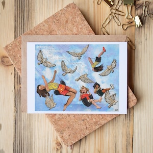Carte de voeux avec collage technique mixte d'enfants se balançant dans les airs avec des oiseaux qui volent autour d'eux, citation inspirante - Blank Inside