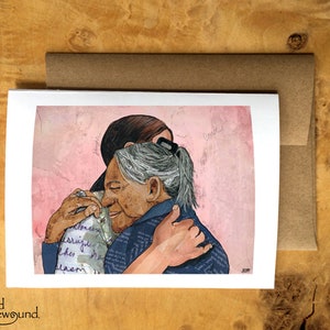 Carte de voeux représentant un collage en papier d'une femme âgée étreignant sa fille, sa mère, sa fille, sa mère, l'art de la pandémie, la connexion - Blank Inside