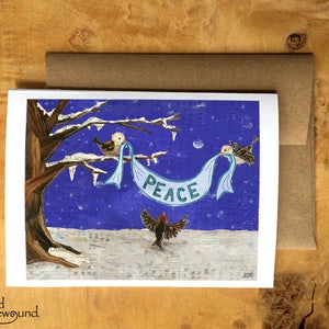 Carte de voeux de Noël représentant des petits oiseaux tenant une pancarte de la paix dans la neige - Vierge à l'intérieur