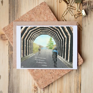 Carte de voeux représentant un collage technique mixte de personnes traversant les tunnels jumeaux à vélo entre Hood River et Mosier, Oregon, citation - Blank Inside