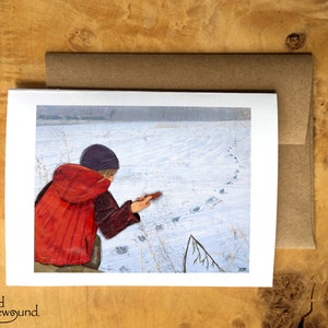 Carte de voeux représentant un collage en papier d'une femme trouvant de la fourrure de renard et des empreintes de pas dans la neige - Intérieur vierge