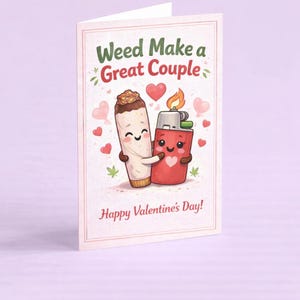 Peut inclure: Carte de vœux de la Saint-Valentin avec le texte "Weed Make a Great Couple". La carte présente des illustrations de dessins animés d'un joint souriant étreignant un briquet souriant, avec des cœurs et des feuilles de cannabis.