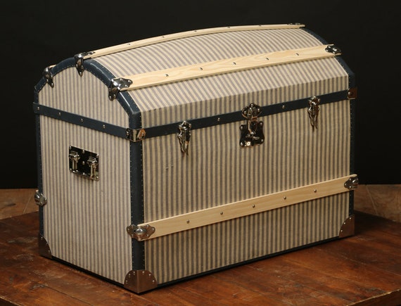 Malle bombée ancienne de voyage en bois