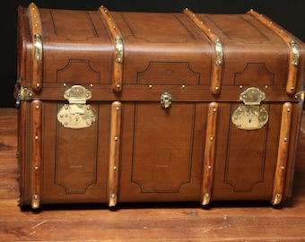 Curved steamer trunk with key