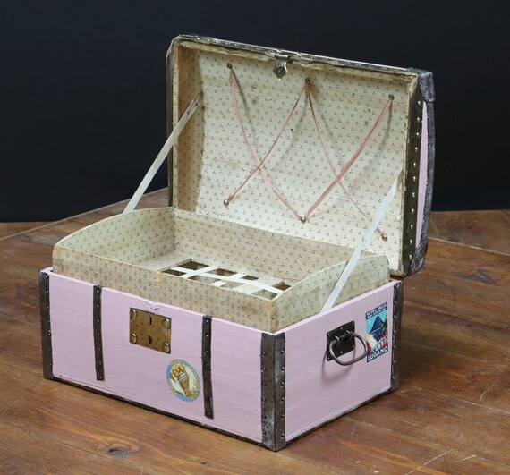 Malle De Poupée Bombée - R854 - Rose - Bois - Dimensions 40x27x22 Cm - Occasion