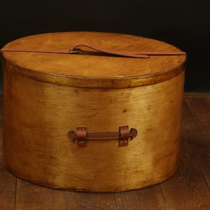 Women&#39;s hat trunk Wood and leather