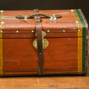 Curved hat trunk with stable band and original key