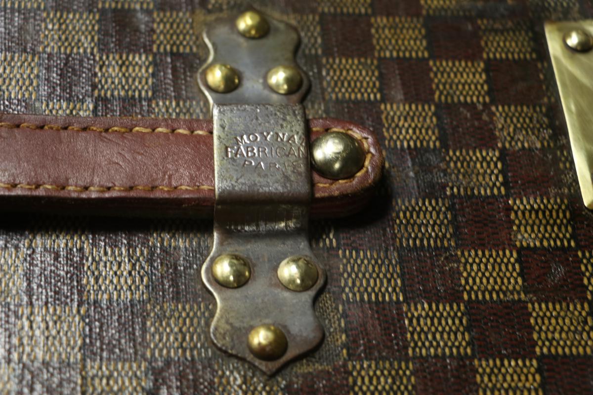 MOYNAT - Malle cabine en toile damier, bordure lozinée, renf