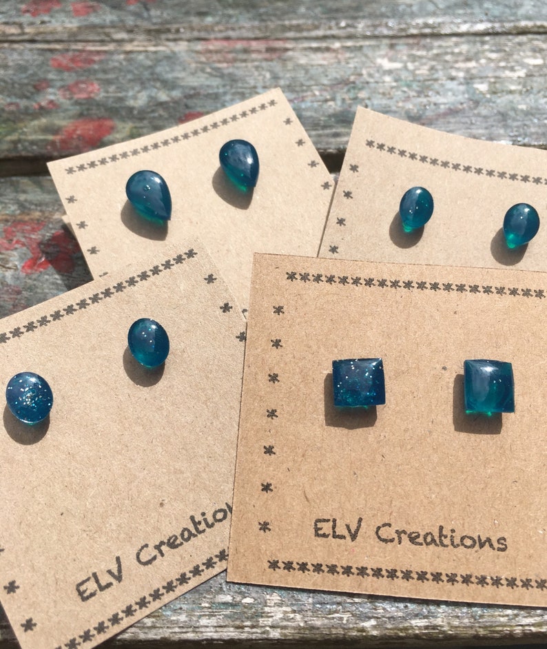 Sparkly sea-blue oval resin stud earrings