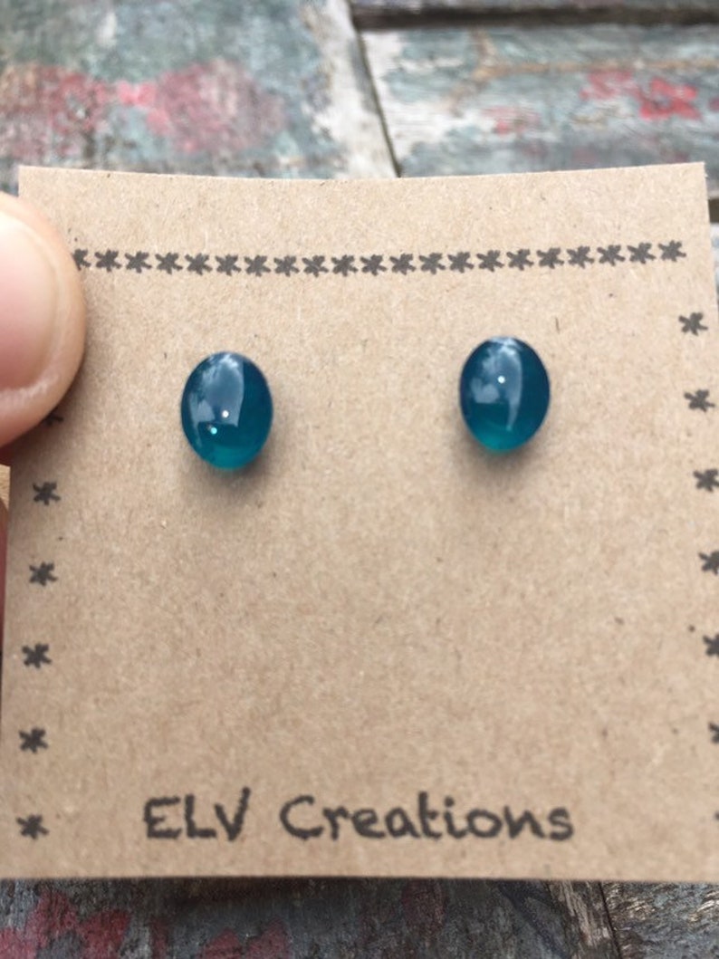 Sparkly sea-blue oval resin stud earrings