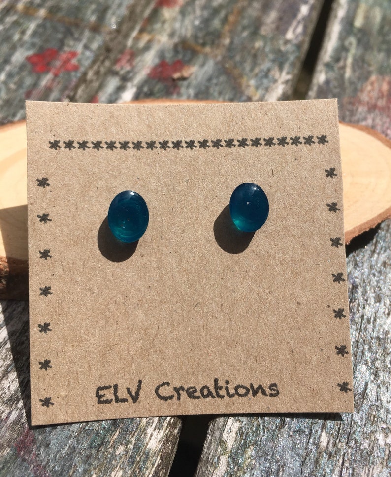 Sparkly sea-blue oval resin stud earrings