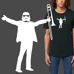 Peut inclure: Une silhouette blanche d'une personne portant un costume et un casque, tenant un trombone. La personne est debout, les bras tendus. L'arrière-plan est gris foncé.