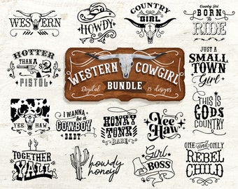 Könnte beinhalten: Eine Sammlung von 15 digitalen Designs im Western-Stil in Schwarz und Weiß. Designs beinhalten Sätze wie "Western Cowgirl", "Howdy" und "Yee Haw" sowie Cowboyhut- und Stierschädel-Grafiken. Die Designs befinden sich auf einem weißen Holzmaserungshintergrund.